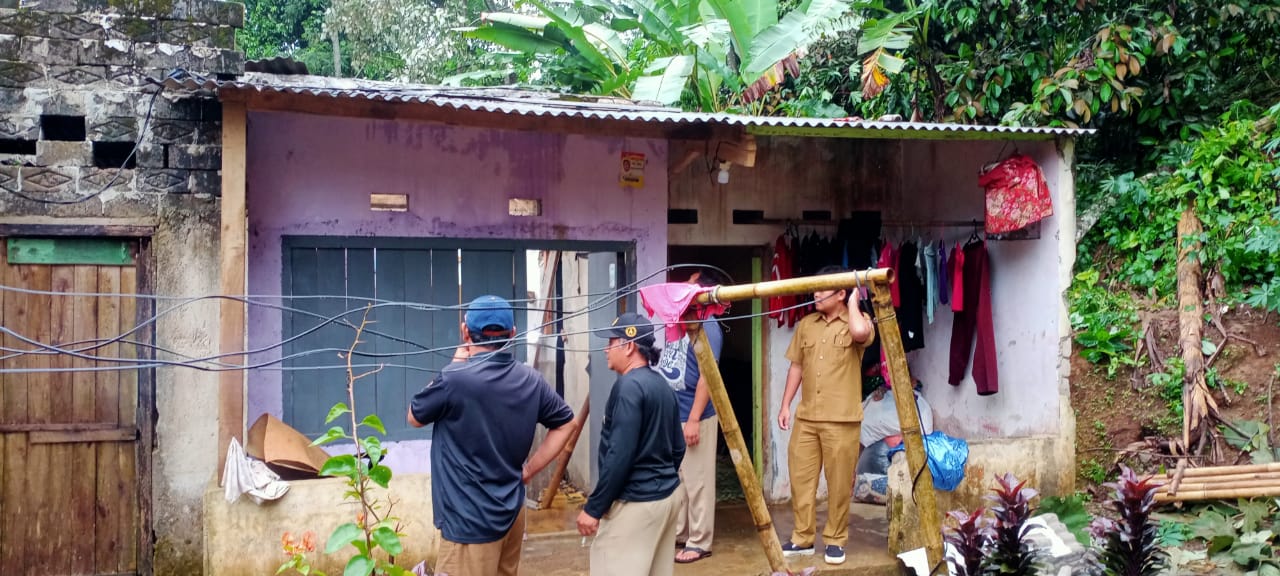 Hujan Lebat Tumbangkan Pohon, Menimpa 1 Rumah Warga di Pasirampadan, Desa Cibuntu, Wanayasa, Purwakarta